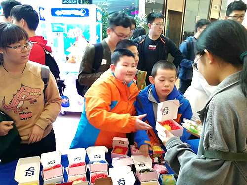 吉林省书法家协会各位老师为孩子们进行现场作画义卖活动