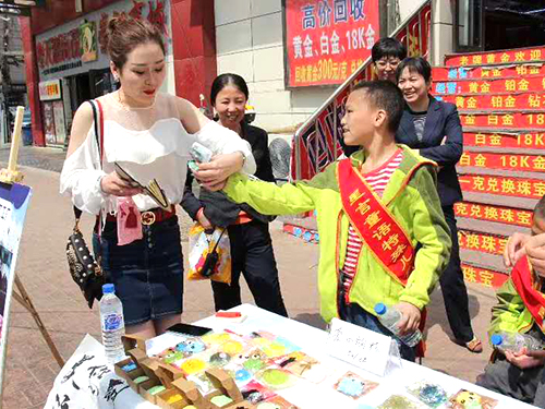 吉林省书法家协会各位老师为孩子们进行现场作画义卖活动 